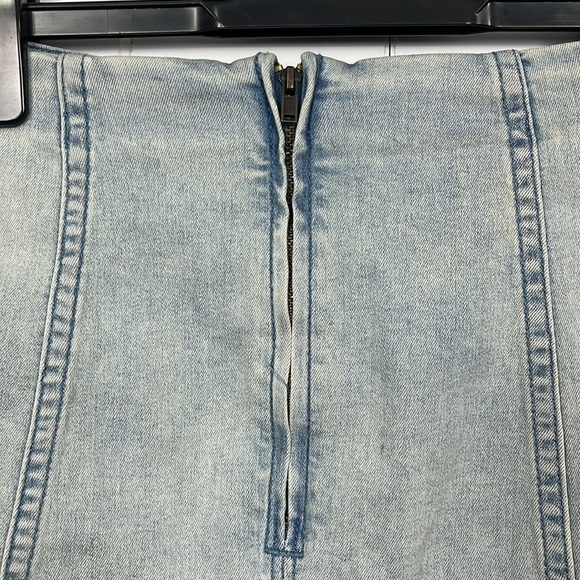 Free People Womens Jean Skirt 4 Light Wash Zip Back Stretch Waist Trendy Fun GUC - Picture 4 of 9